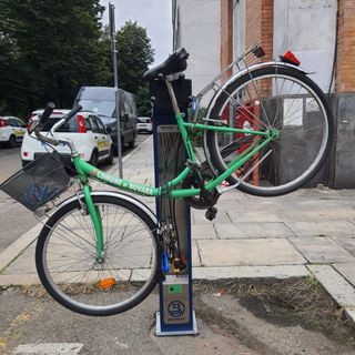 Nuova stazione di riparazione e gonfiaggio per biciclette a Largo Costituente