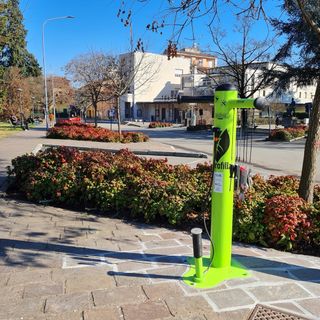 Oleggio: installata una colonnina per la manutenzione delle biciclette vicino alla stazione