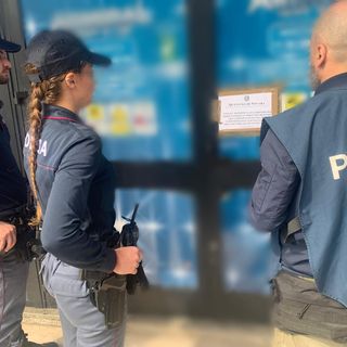 Pagamenti sospetti e contanti facili: il questore chiude sala scommesse a Novara