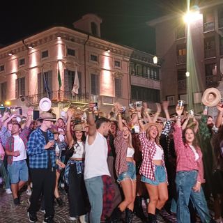 Festa dell’Uva, sfilata notturna da record: oltre 30mila persone in centro storico FOTO