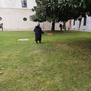 Manutenzione a Villa Picchetta: i ragazzi del Cisas al lavoro nei giardini