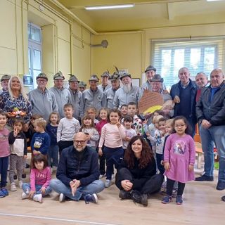 Castagnata alla scuola dell’infanzia di Vergano con il sindaco Bossi e il Coro Ana Stella Alpina