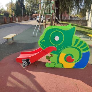 Galliate, nuove giostre in via della Repubblica per i più piccoli