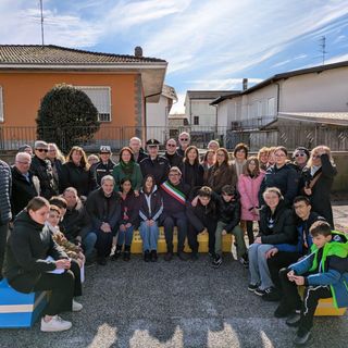 A Galliate inaugurata la panchina gialla contro bullismo e cyberbullismo