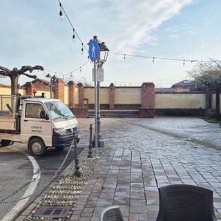 Barengo, volontari al lavoro per il restyling delle panchine del paese