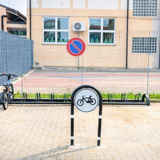 Mobilità sostenibile a Galliate: nuove rastrelliere per le biciclette alla Scuola Materna Comunale