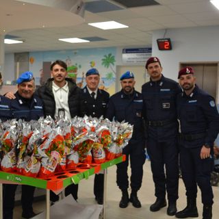 Uova di Pasqua ai piccoli pazienti della Pediatria dell’ospedale Maggiore