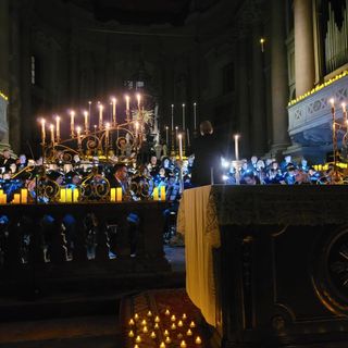 “Carmina Burana” in San Gaudenzio, musica e luce nella basilica illuminata da 5.000 candele
