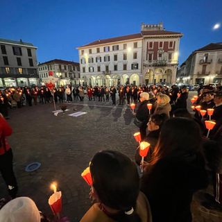 Fiaccolata a Trecate per la giornata internazionale contro la violenza sulle donne. FOTO