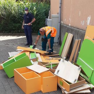 Rifiuti in strada, sanzionata la colpevole