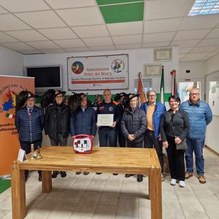 Un nuovo defibrillatore per la squadra Aib Bellinzago grazie all'Associazione Bersaglieri