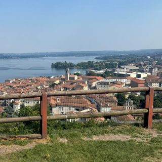 Arona, l’ex campo di via Monte Zeda diventa area verde intitolata a Giovanni Di Domenico