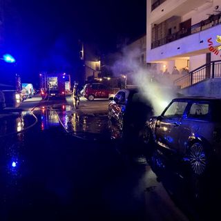 Auto a fuoco, paura in via Crocetta
