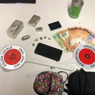 Fermato spacciatore che aveva in casa 3 etti di hashish e quasi 4mila euro in contanti