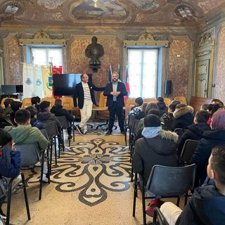 Delle classi della primaria &quot;Rodari&quot; in visita al comune di Trecate