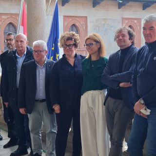 Installata al Broletto una statua di materiale riciclato dedicata a Nini Udovichic