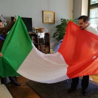 La sezione novarese dell’Associazione nazionale Combattenti e Reduci ha donato all’amministrazione comunale due nuove bandiere tricolori