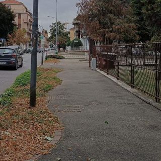 Rimossa l'edicola in disuso in viale Volta