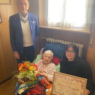 Francesca Caviggioli, 103 anni, omaggiata come mamma più anziana di Trecate Francesca Caviggioli, 103 anni, omaggiata come mamma più anziana di Trecate