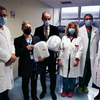 Dall’Associazione Volontari Ospedalieri di Borgomanero uno zainetto per i pazienti fragili in emergenza