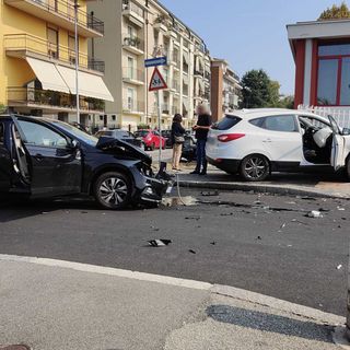 Scontro tra due auto nei pressi della scuola primaria e dell’infanzia Bottacchi