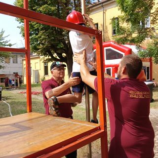 Grande festa al centro estivo dell’oratorio di Lumellogno con la visita del vescovo Brambilla