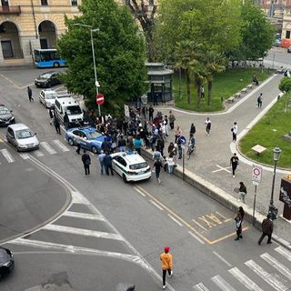 Tensione a Novara: straniero si rifiuta di esibire i documenti alla Municipale. Scoppia una rivolta in piazza Garibaldi