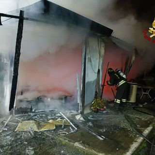 Invorio: incendio in un bar all'interno di un parcheggio con un distributore di benzina