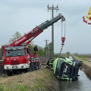 Cisterna si ribalta in un canale a Trecate
