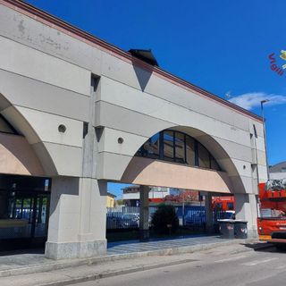Copertura pericolante su un tetto, intervento dei vigili del fuoco