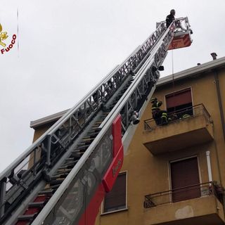 Intervento di soccorso con auto scala dei Vigili del Fuoco di Novara