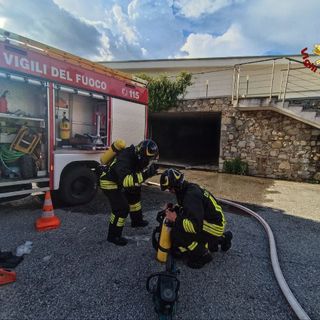 A fuoco un box a Oleggio