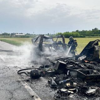 A fuoco un camper a Momo