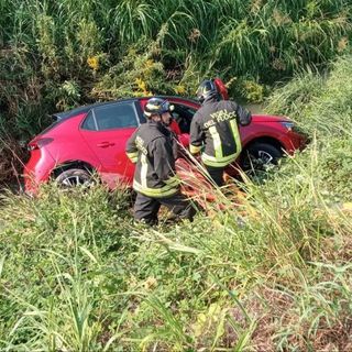 Incidente frontale sulla SP11: cinque feriti, due incastrati tra le lamiere