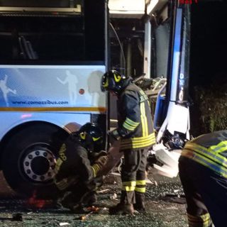 Incidente stradale a Miasino: scontro tra autobus di linea e auto