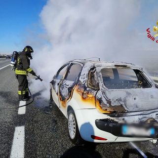 Auto in fiamme sulla A4: intervento dei Vigili del Fuoco di Novara