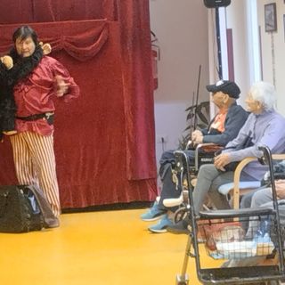 Ritornare bambini con i burattini: in scena alla Rsa “M. squarini” di Momo il ventriloquo Demetrio Bazzotti