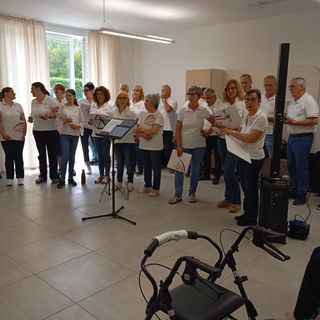 La gioia del cantare: festa d'estate alla Rsa 3AMilano di Borgo Ticino