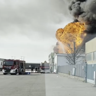 Incendio Novara: 30 operai i primi a dare allarme VIDEO