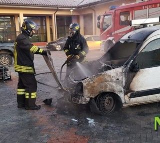 Cronaca dal Piemonte. Cerrione, furgone in fiamme. Incendio domato dai Vigili del Fuoco FOTO