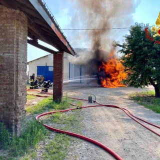 Paura nella bassa novarese per incendio ad un deposito di gasolio