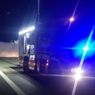 Auto in fiamme sull'autostrada A4