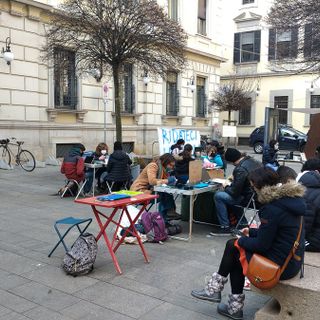 Studenti, inseganti e genitori in piazza a Novara contro la Dad