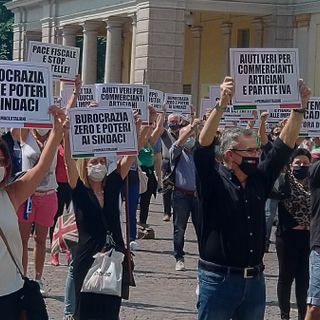2 giugno, Canelli e Binatti: prima la fascia poi il cartello anti governativo