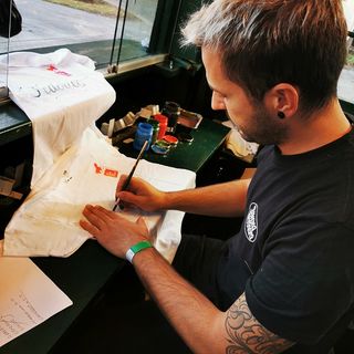 A Vicolungo The Style Outlets workshop gratuito di personalizzazione di capi e borse con Mattia Bonora