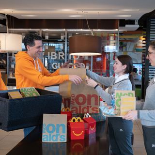 “Sempre aperti a donare” arriva a Novara: McDonald’s e Banco Alimentare insieme per chi è in difficoltà