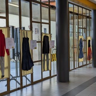 Amnesty International porta la mostra "Com'eri vestita" nelle scuole superiori di Novara"