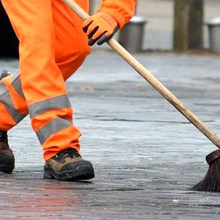 Tornano i netturbini con scopa e paletta