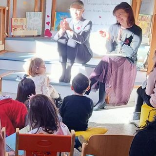 Tanti piccoli lettori con i loro pupazzi protagonisti della settimana di “Nati per leggere”