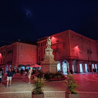 Borgo in musica accende l’estate borgomanerese: buona la prima tra note, luci e gente in centro